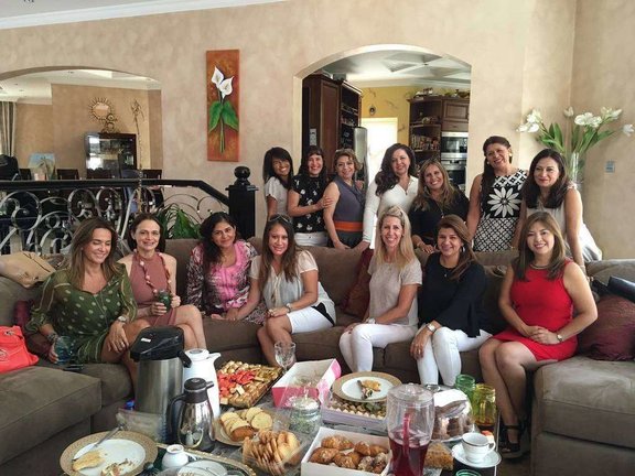 Visita de mujeres latinas a Brigitta García.