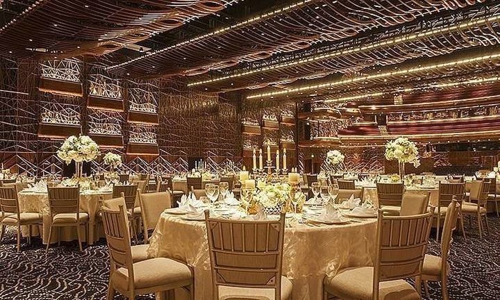 El salón de banquetes de Dubai Ópera.