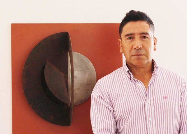 Alberto Martínez, ante una de sus obras. (Fuente externa)