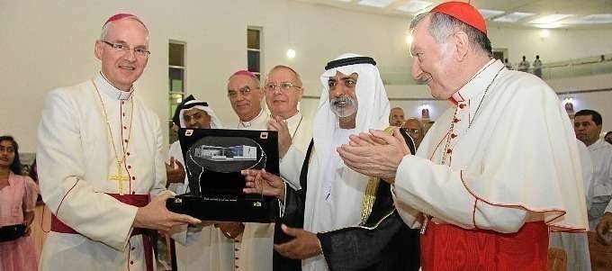 El nuncio apostólico en la Península Arábiga, arzobispo Petar Rajic, entrega un regalo al Sheikh Nahyan Bin Mubarak Al Nahyan, ministro de Cultura, Juventud y Desarrollo Comunitario de Emiratos Árabes.