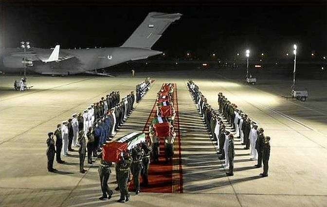 Los cuerpos de los soldados de Emiratos Árabes que cayeron en Yemen llegaron en la noche del viernes a Abu Dhabi a bordo de un avión militar de la Fuerza Aérea.