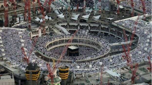 La Gran Mezquita de La Meca, la mayor del mundo, rodeada de grúas.