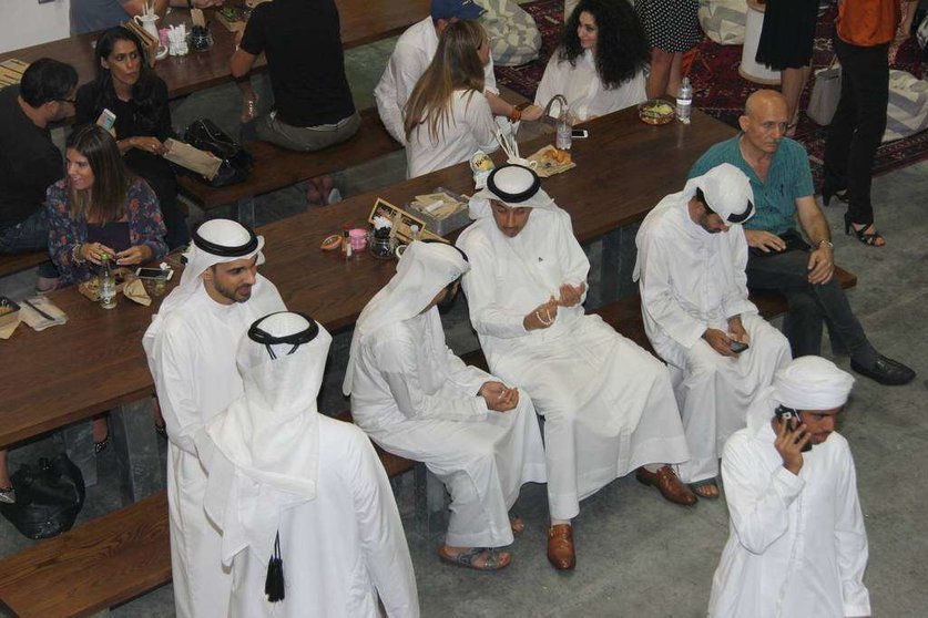 Ambiente en una cafetería en la zona de Al Quoz de Dubai. (EL CORREO)