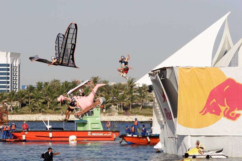 Imagen del evento Flugtag Red Bull celebrado en el Creek de Dubai en 2007.