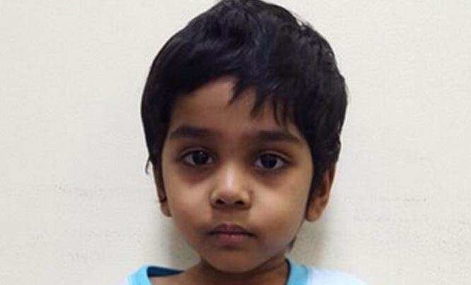 Foto difundida por la Policía de Sharjah del niño de tres años aparecido solo.