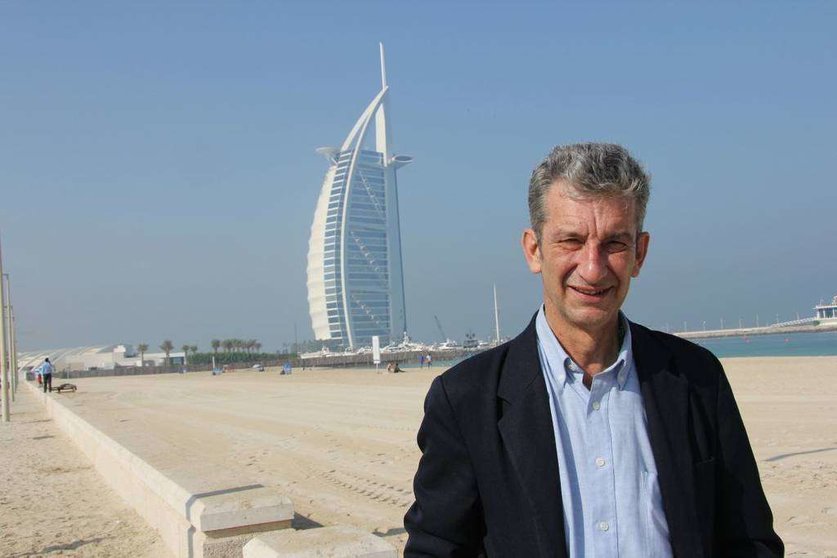Manuel Guisande, en Dubai con el emblemático Burj Al Arab a sus espaldas. (EL CORREO) 