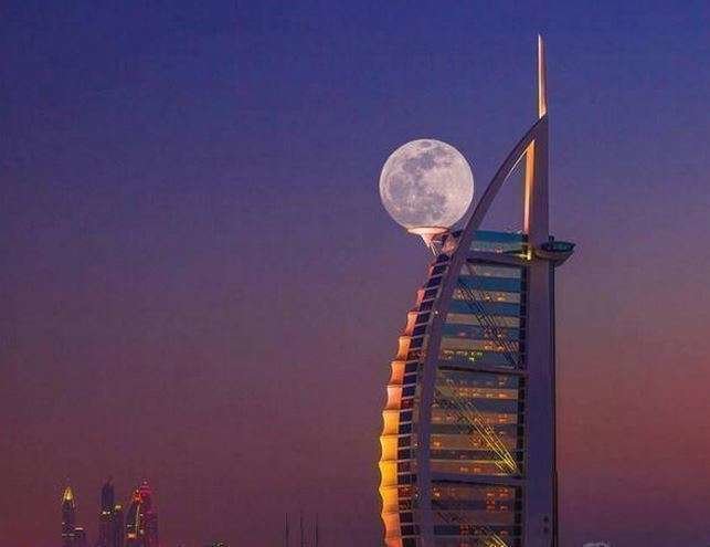 Una imagen de la super luna de 2013 con el hotel Burj Al Arab de Dubai.