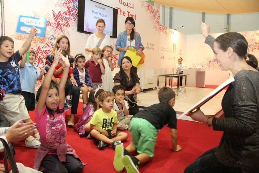 Niños hispanos en 'La Hora del Cuento' celebrada en 2014 en la Feria del Libro de Abu Dhabi.