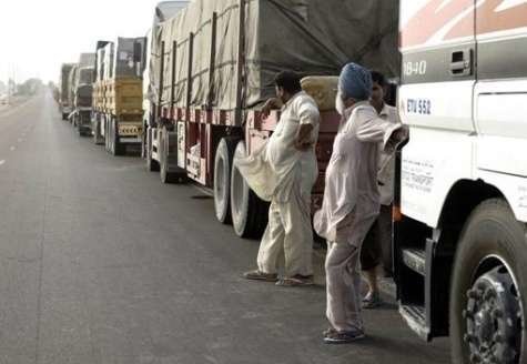 A modo ilustrativo, un grupo de camiones en las carreteras de Emiratos.