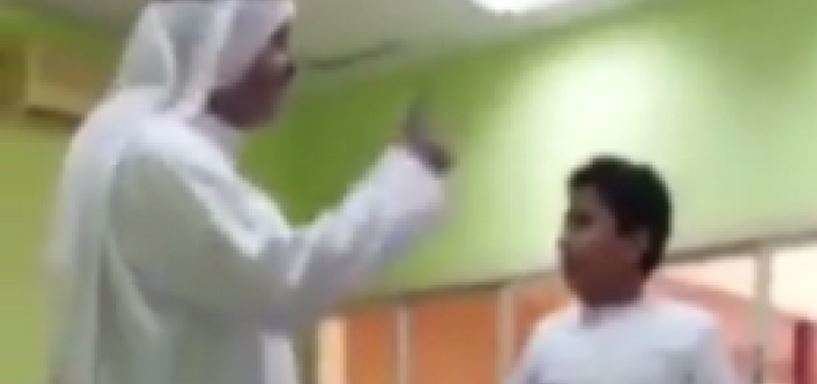 Una captura del vídeo con el profesor y el niño de un colegio de Ajman.