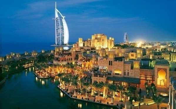 Madinat Jumeirah con el hotel Burj Al Arab al fondo en Dubai.