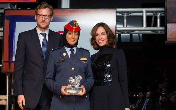En la foto de la agencia de noticias WAM la piloto Al Mansouri recoge el premio.