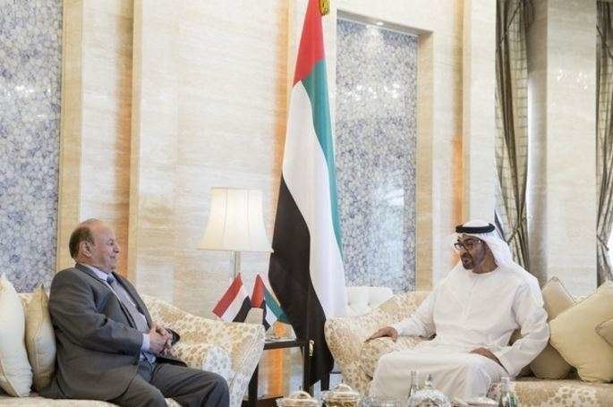Un momento del encuentro entre el presidente de Yemen y el príncipe heredero de Abu Dhabi.
