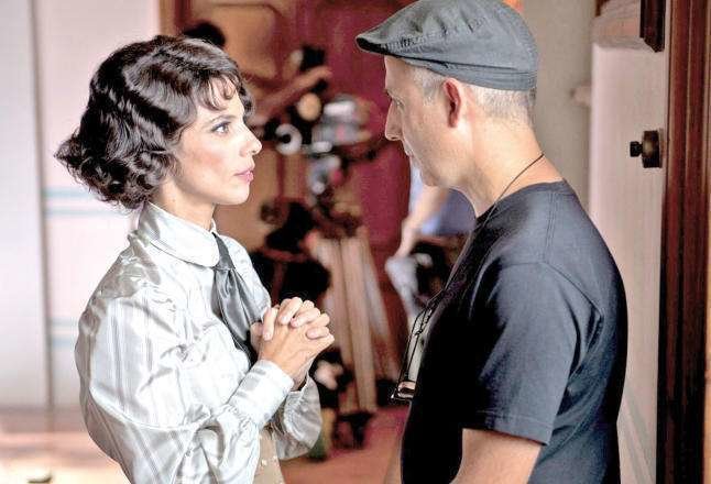 Pablo Berger charla con la actriz Maribel Verdú, durante el rodaje de la película Blancanieves. 