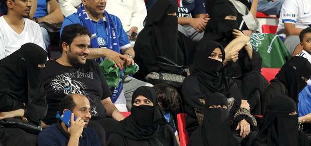 Mujeres saudíes en el estadio Rashid de Dubai.
