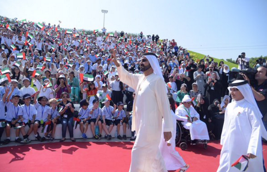 El Jeque Mohammed publicó en su cuenta en la red social Twitter su visita durante el Día de la Bandera en Dubai 