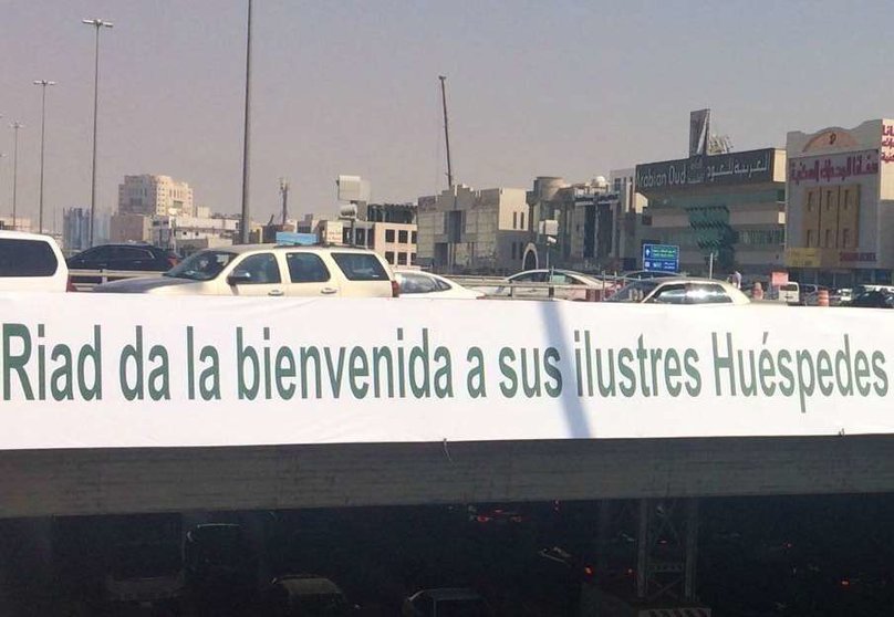 Pancarta de bienvenida a las autoridades hispanas en Riad (Gustavo Pérez Figueroa).