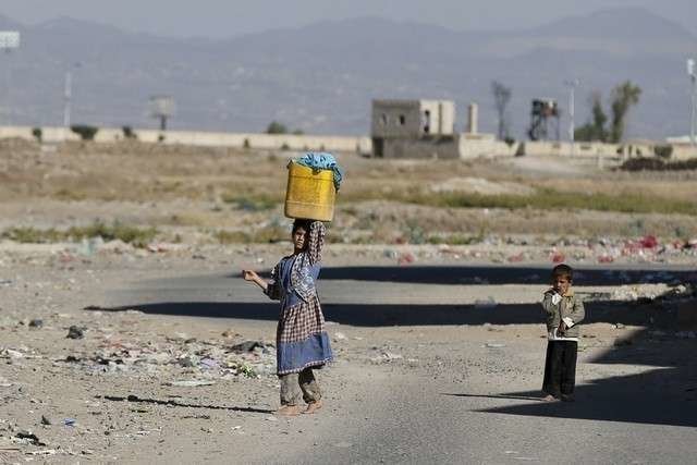 Niños yemeníes transportando agua.
