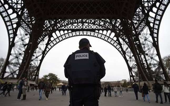 Un policía francés en tareas de seguridad en Paris.