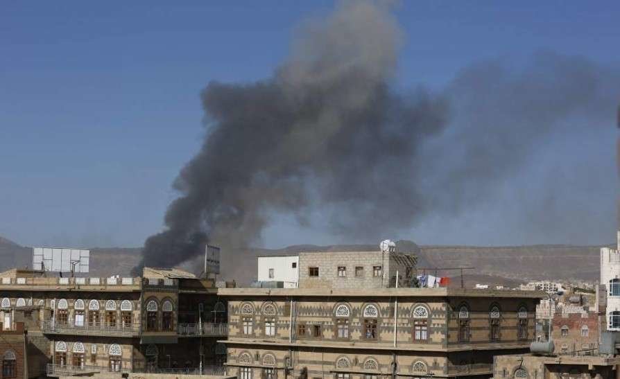  Una columna de humo tras un ataque aéreo de la coalición liderada por Arabia Saudí en Saná.