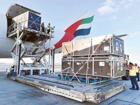 Los Fórmula Uno llegaron desde Brasil al aeropuerto de Abu Dhabi.
