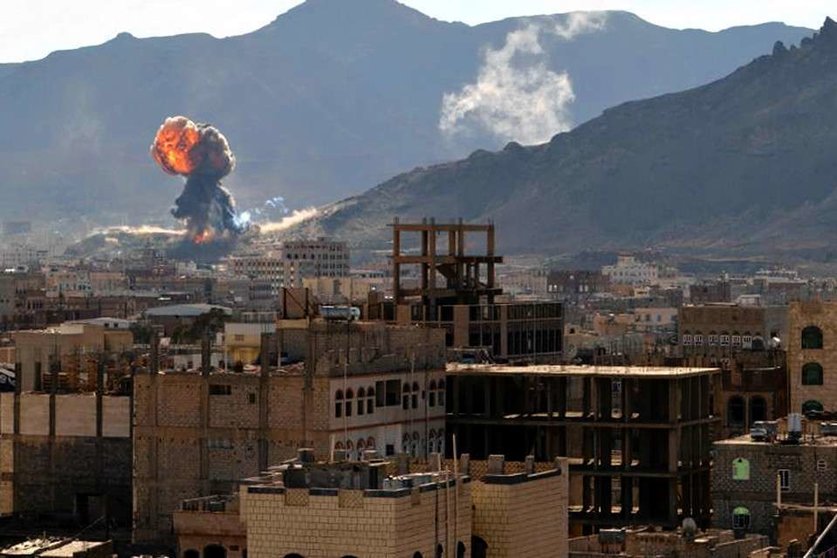 Los aviones yemeníes bombardean Saná.