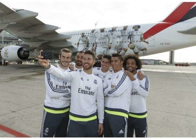 Los jugadores del Real Madrid junto al A 380 de Emirates.