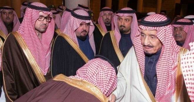 El rey Salman de Arabia Saudita junto a altos funcionarios del país.