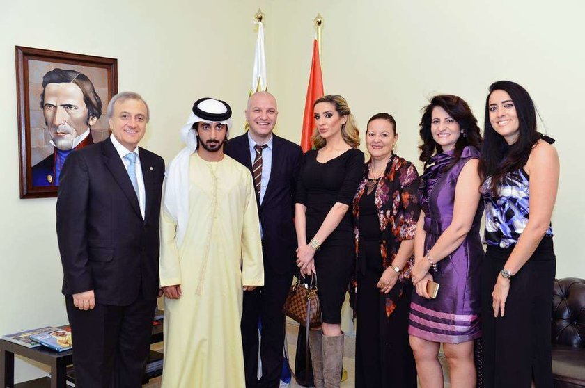 El embajador de Uruguay junto a compatriotas y autoridades locales durante la celebración del Fin de Año 2015 en Abu Dhabi. (Manaf K. Abbas)