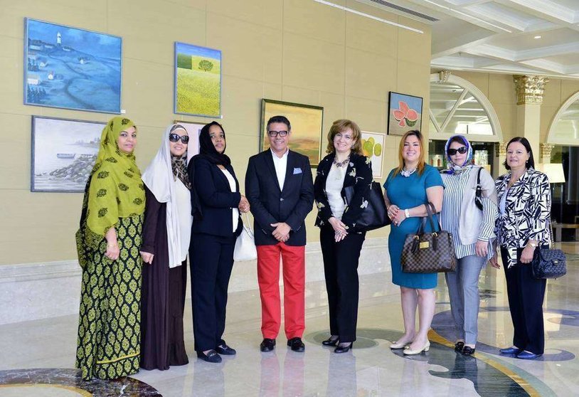 El pintor José Toledo acompañado por integrantes de la Asociación de Esposas de Embajadores en Emiratos Árabes. (Manaf K. Abbas)