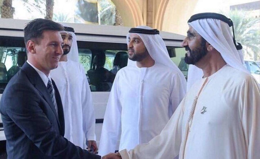 El gobernador de Dubai saluda a Lionel Messi. (@dubaisc)
