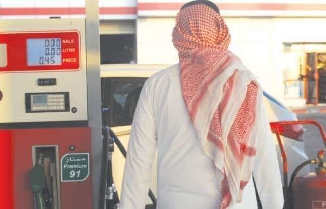 Un saudí en una gasolinera de Yeda.