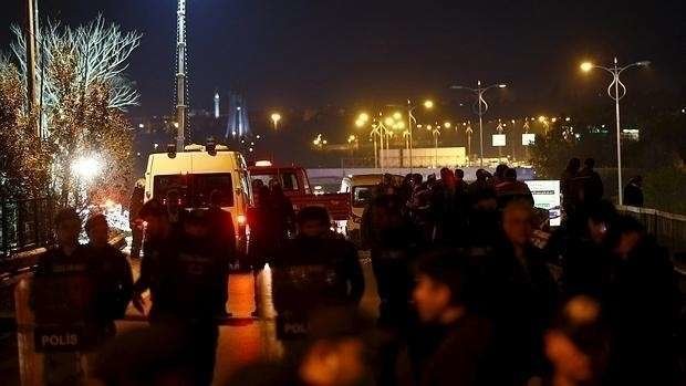 Policías antidisturbios acordonan el metro de Estambul.