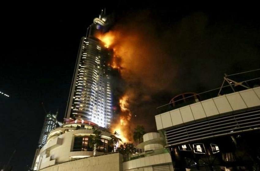 Violentas llamaradas afectan al hotel The Adress de Dubai Mall. (Reuters)