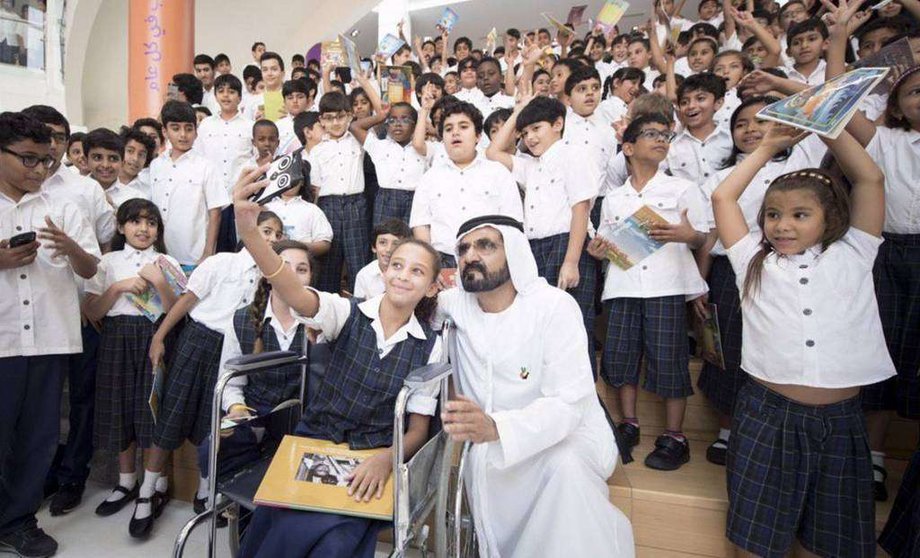 Su Alteza el jeque Mohammed bin Rashid Al Maktoum, junto a unos escolares haciéndose un selfie. (@HHShkMohd)