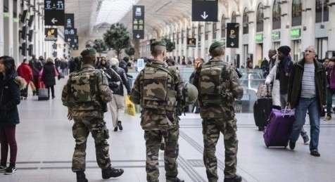 Soldados franceses patrullan la estación Saint Lazare de París.