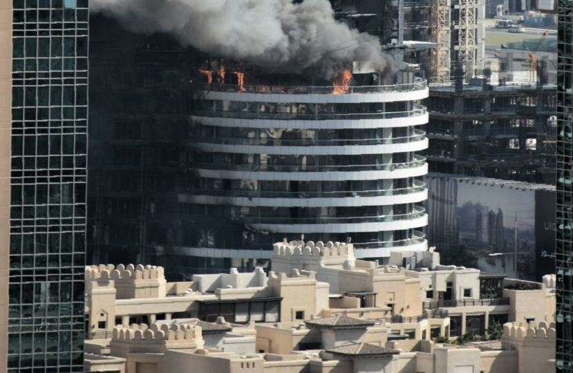 Las llamas perduraban en la mañana del viernes en algunas terrazas del hotel The Address Downtown en Dubai. (@rascottdotcom)