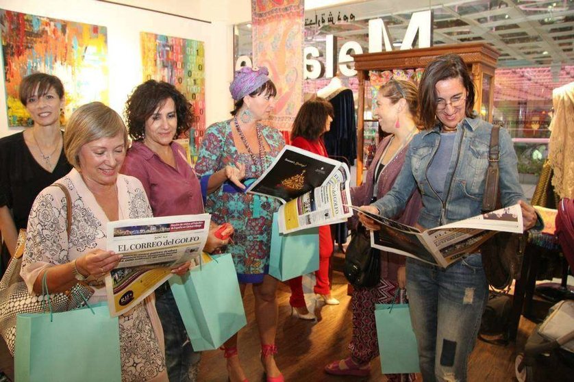 Españolas residentes en Dubai leen el último periódico impreso de EL CORREO DEL GOLFO. (EL CORREO DEL GOLFO)