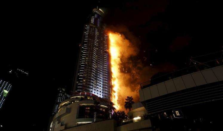 Una imagen del incendio en el hotel The Address de Dubai.