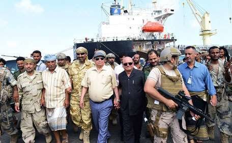El presidente yemení Abed Rabbo Mansour Hadi, en el centro, en el puerto de Adén, Yemen, el 4 de enero de 2016. (AP)
