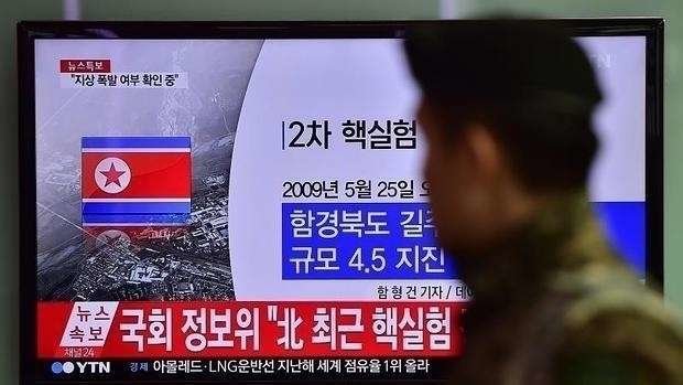 Un soldado norcoreano observa la noticias de las pruebas militares en su país.
