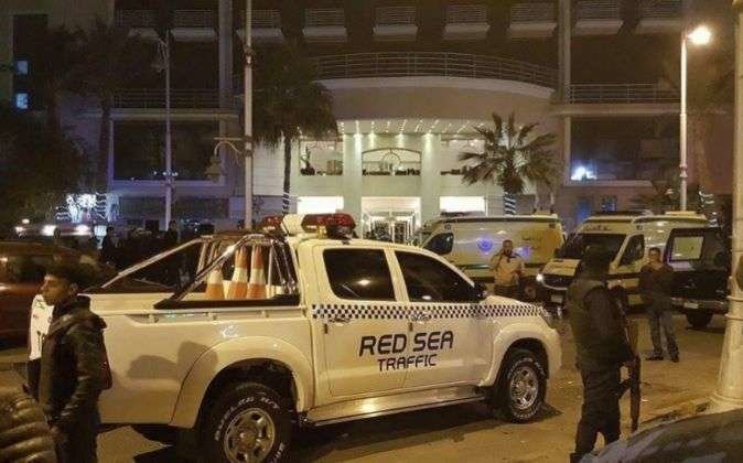 Policías egipcios vigilan el hotel donde ocurrieron los hechos.