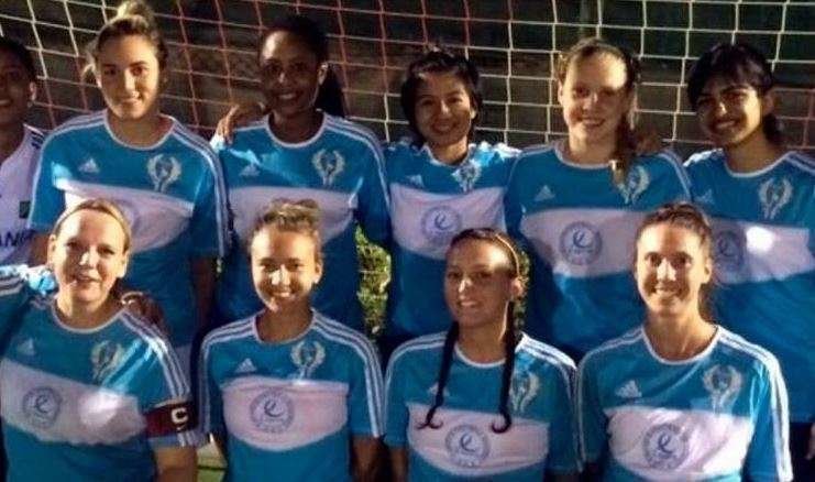 Rocío Oliva primera de la fila de arriba a la izquierda jugará al fútbol en Dubai.