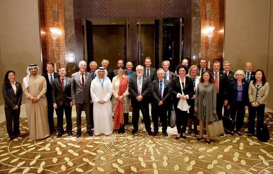 Foto de familia de Arias Cañete en Abu Dhabi con la delegación de la UE y responsables de Irena. (@EUintheUAE)