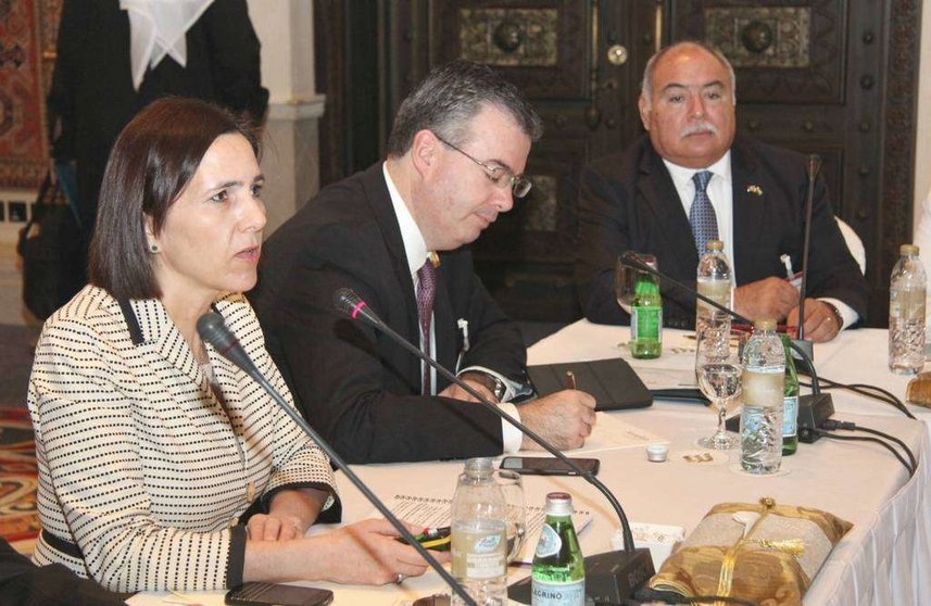 La subsecretaria de Hidrocarburos de México, Lourdes Melgar, durante el Taller de Energía que ha protagonizado en Dubai. A la derecha, el embajador de México en Emiratos Árabes, Francisco Alonso. (EL CORREO)
