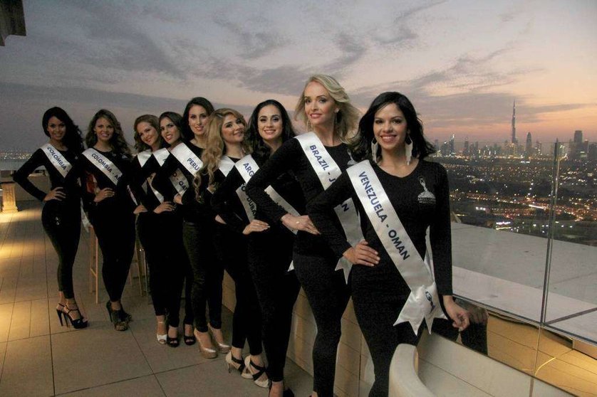 Las finalistas, en la terraza del piso 34 del hotel Hyatt Regency Creek Heights, con el atardecer sobre el 'skyline' de Dubai como telón de fondo. (EL CORREO DEL GOLFO)