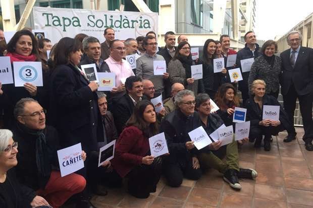 Foto de familia de los participantes en el acto desarrollado por Tapa Solidaria en Barcelona.