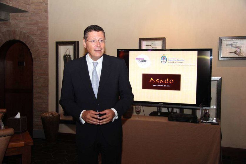 El embajador de Argentina, Rubén Caro, durante el Día del Malbec en Dubai. (EL CORREO)