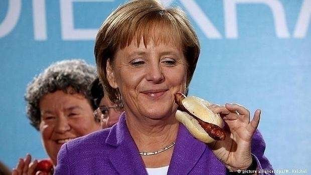 La canciller alemana prueba una salchicha.
