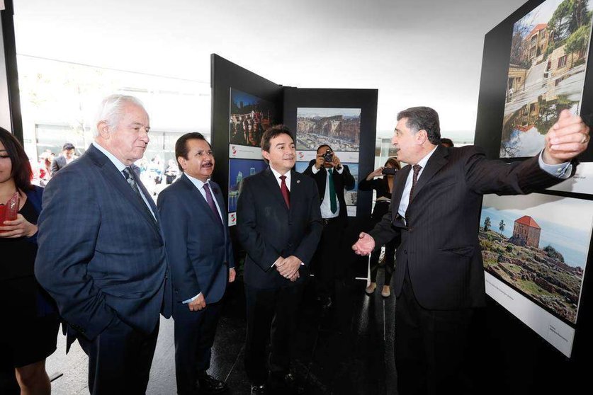 De izquierda a derecha, los senadores Víctor Hermosillo y Celada, Luis Sánchez Jiménez y Daniel Ávila Ruiz. El embajador Hicham Hamdan explica la exposición fotográfica.